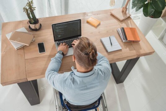 Pessoa desenvolvedora em frente ao computador criando soluções de automação