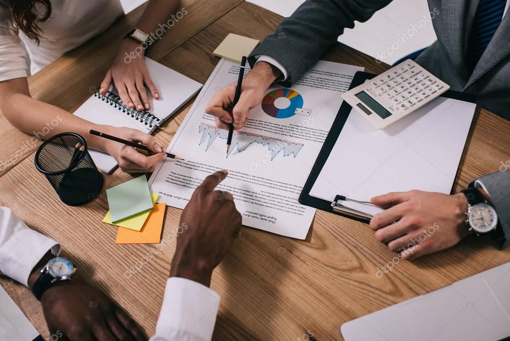 Reunião online discutindo necessidades de automação