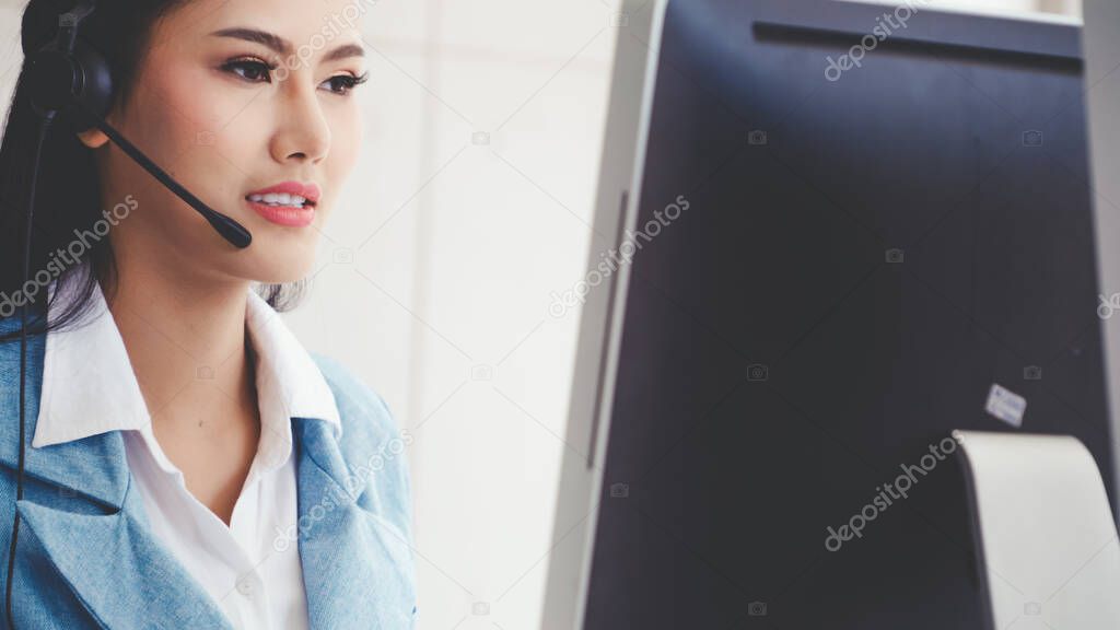 Pequena empresa atendendo clientes com ajuda de chatbot