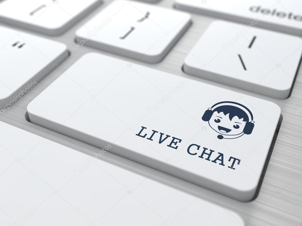 Atendente ao telefone com tela de chat aberta